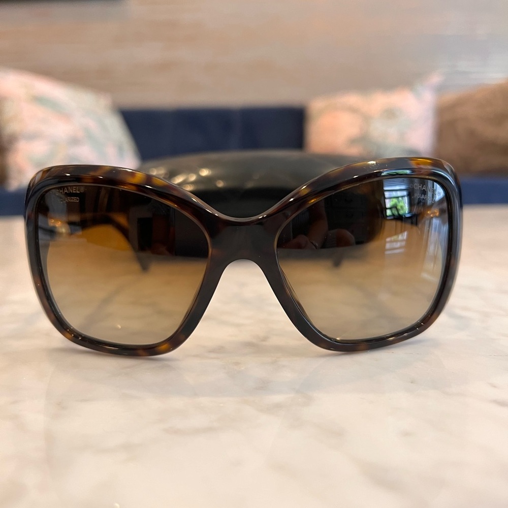 Authentic pair of CHANEL Pearl Polarized Sunglasses 5303-H